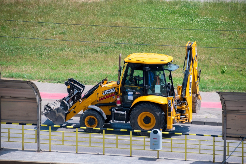 รถแบ็กโฮ คือ เครื่องจักรที่มีอุปกรณ์ตักอยู่ด้านหน้าและแขนขุดอยู่ด้านหลัง